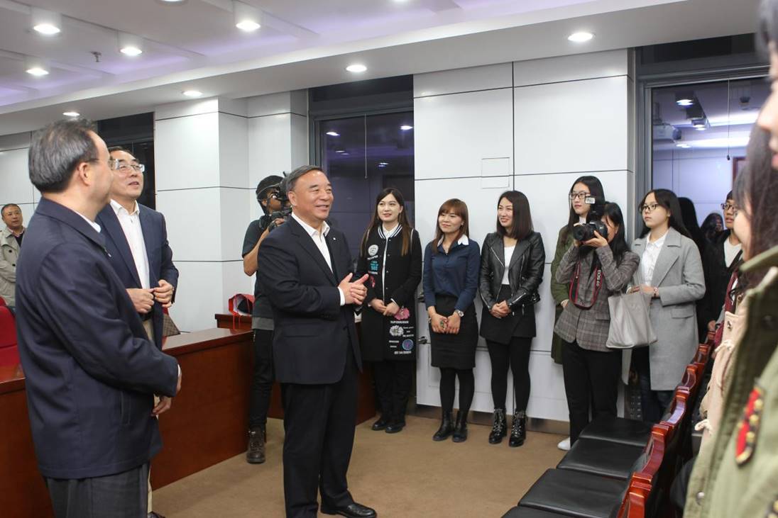 蓟门法治金融论坛嘉宾与黑料网
学生代表见面会暨论坛首次在线直播成功举办