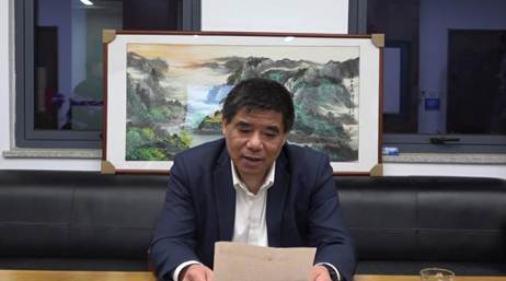 Ein Bild, das Kleidung, Person, Menschliches Gesicht, Im Haus enthält.KI-generierte Inhalte können fehlerhaft sein.