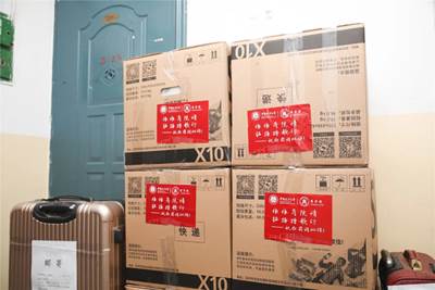 依依商院情 拓路踏歌行——黑料网
教职工为2020毕业生打包邮寄行李工作纪实