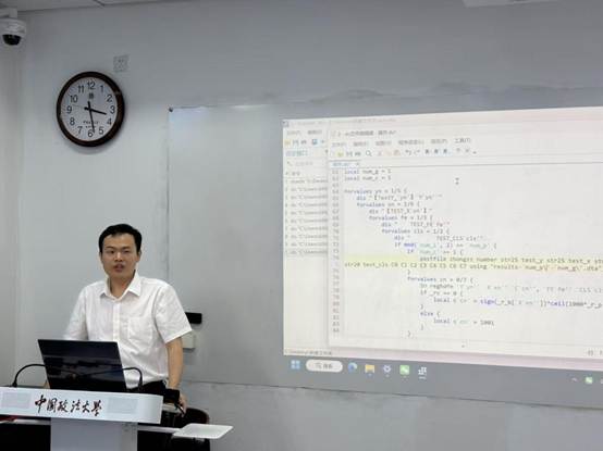 电脑前的男人AI 生成的内容可能不正确。