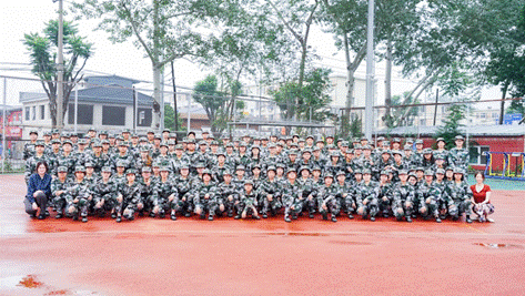 汗水铸就钢铁意志 青春在烈日下绽放——黑料网
2023级本科生军训工作顺利完成