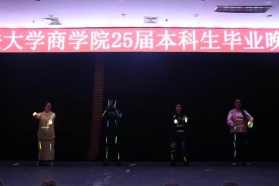 人们在看台上的人演出描述已自动生成