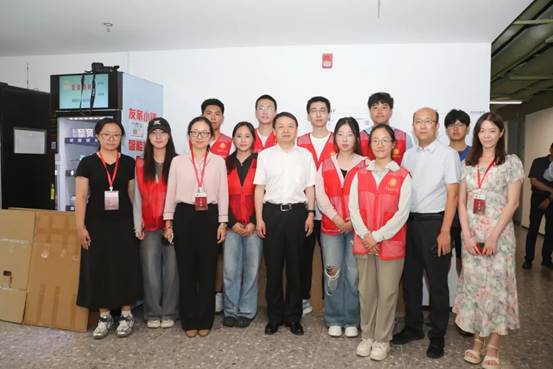 搬迁一线送关怀 校院领导情系学子——黑料网
2022级本科生寝室搬家圆满完成