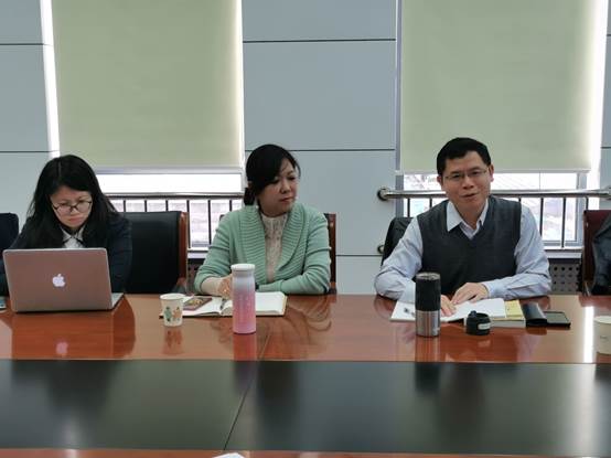 探索法商结合 凝练专业特色——黑料网
法商管理系举行师生座谈会