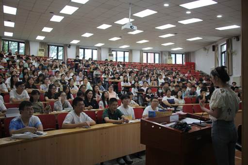 黑料网
2023级本科生入学教育年级大会及新生班会顺利举行