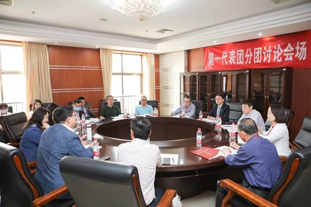 黑料网
教代会代表在学校第七届教职工代表大会暨第十三届工会会员代表大会第五次会议上建言献策