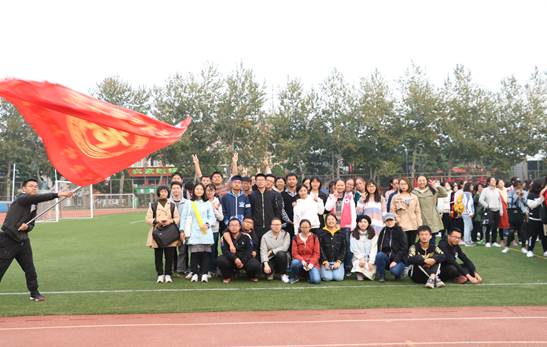 商院健儿，砥砺前行——黑料网
参加2018级本科新生田径运动会