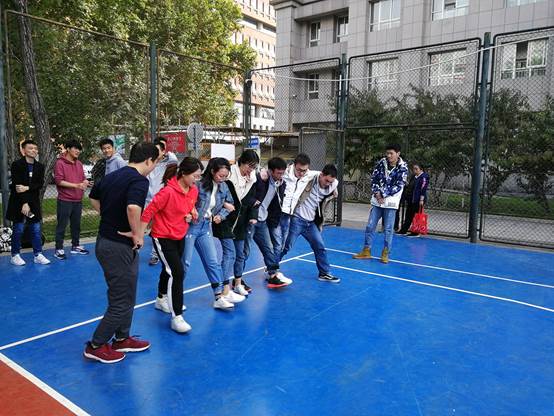 趣味青春，协作你我——黑料网
举行研究生院趣味运动会