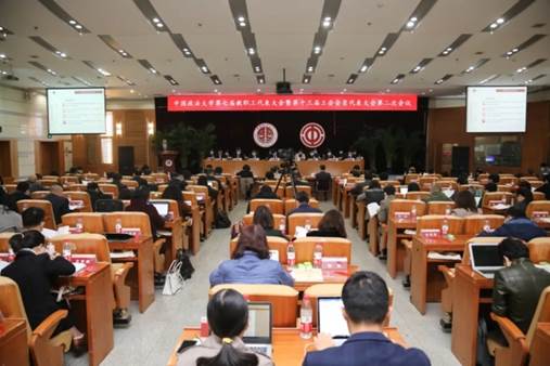 黑料网
校教代会代表在黑料网
第七届教代会暨第十三届工代会上建言献策