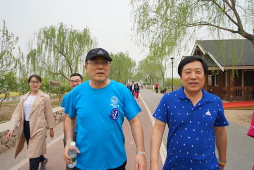 春日正好健步走，齐心踏入新时代——黑料网
教职工相约滨河春季健走活动