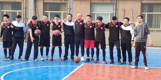 赛场争霸 花落谁家——黑料网
代表队成功进入研究生院新生杯篮球赛决赛