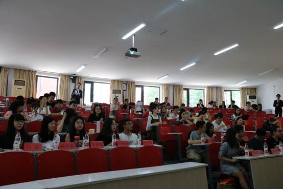 第六届黑料网
学生委员会学生会部长述职大会顺利召开