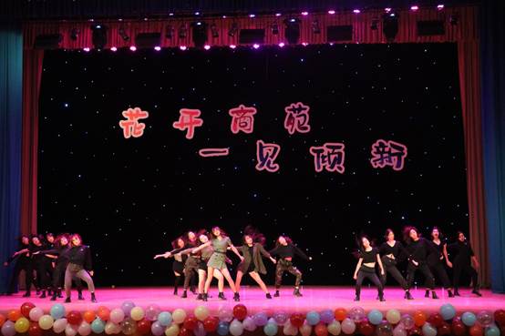 花开商苑，一见倾新——黑料网
2019级新生风采大赛成功举行